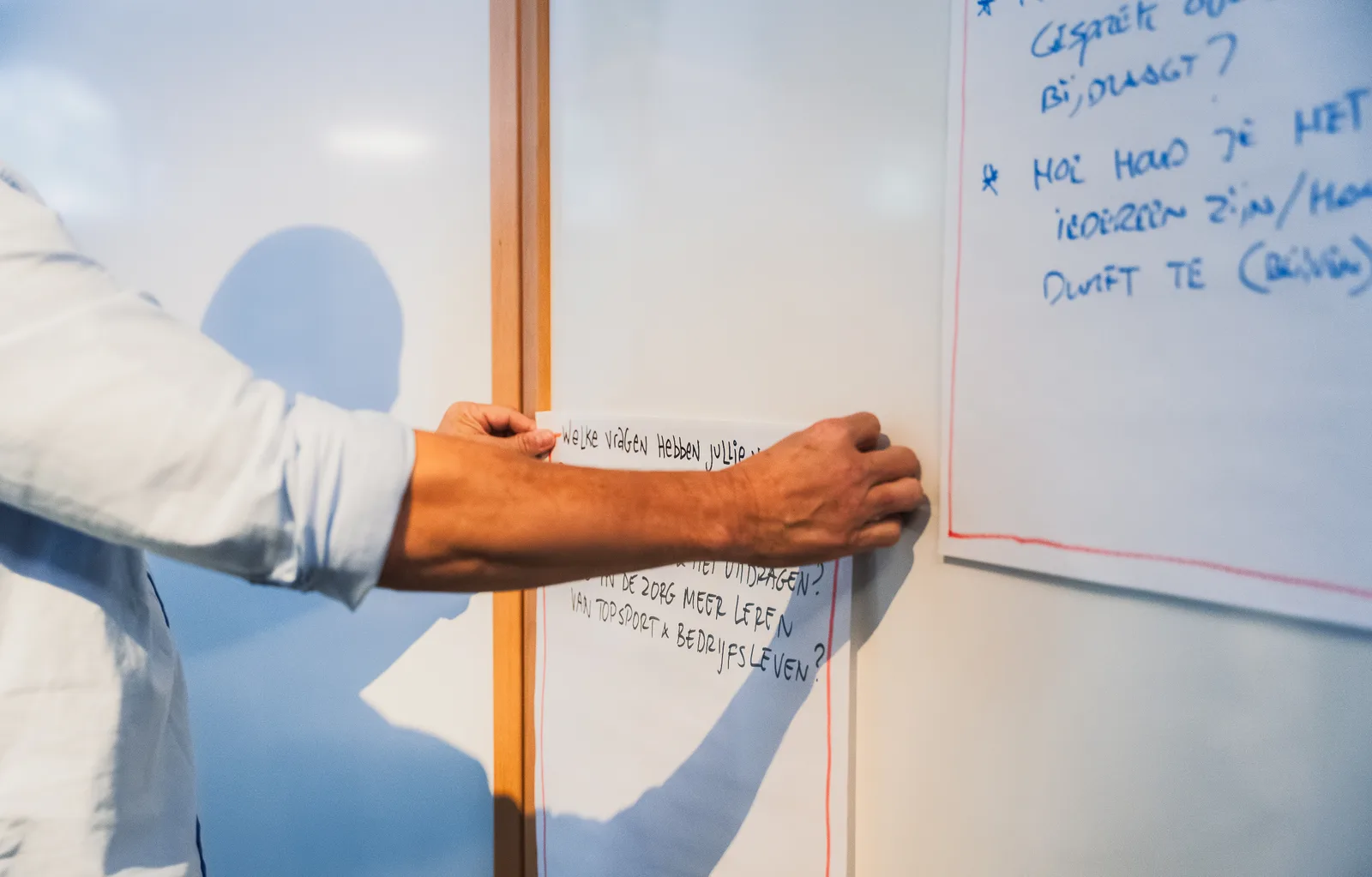 Sfeerimpressie van deelnemers die eigenaarschap nemen in een sessie